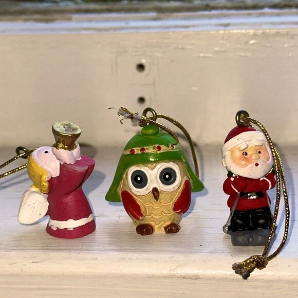 Lot of 13 small resin plastic Christmas tree ornaments - Picture 4 of 6